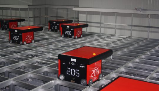 Lagerhalle mit automatisiertem Lager und AutoStore-Lösung für gekühlte Waren