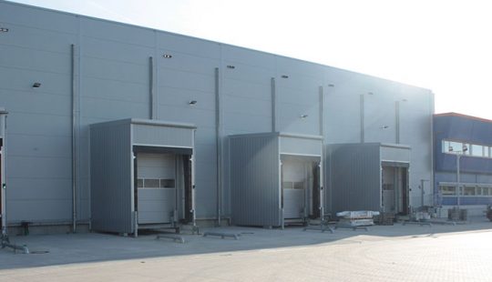 Außenansicht einer Produktionsanlage für gekühlte Waren