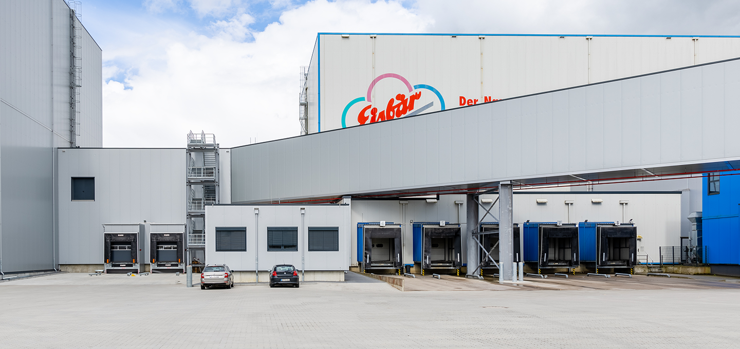 Außenansicht auf die Produktionsanlagen von Eisbär Eis