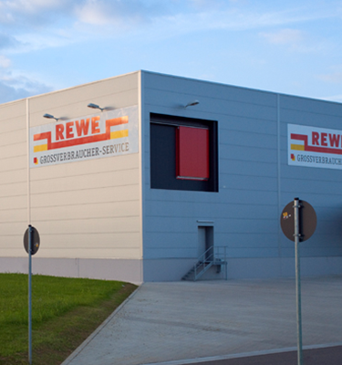 Außenansicht auf einen Rewe-Produktionsstandort